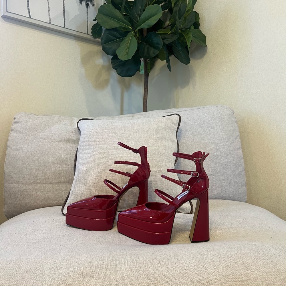 Red Platform Sandals with Chunky Heel and Strappy Design